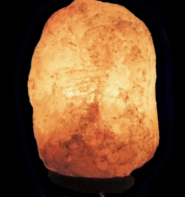 Salzkristall-Lampe auf Sockel