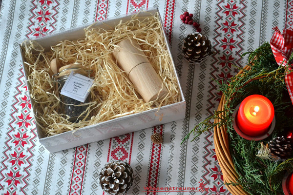 Geschenkbox: Kleine Holzmühle mit Kubebenpfeffer im Bügelglas mit Dosierlöffelchen
